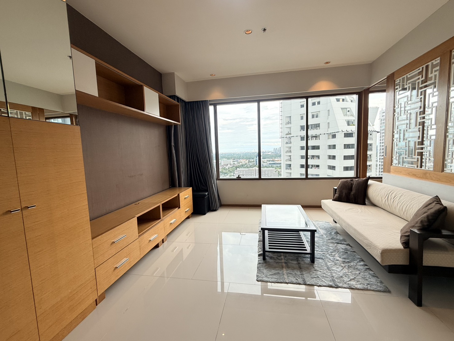 ให้เช่า The Emporio Place สุขุมวิท 24 ห้องใหญ่ใจกลางเมือง 10 นาทีถึง bts ภาพหลัก